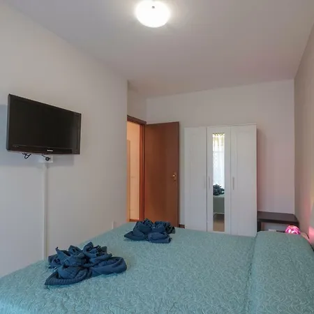 House And - 2 Apartment *